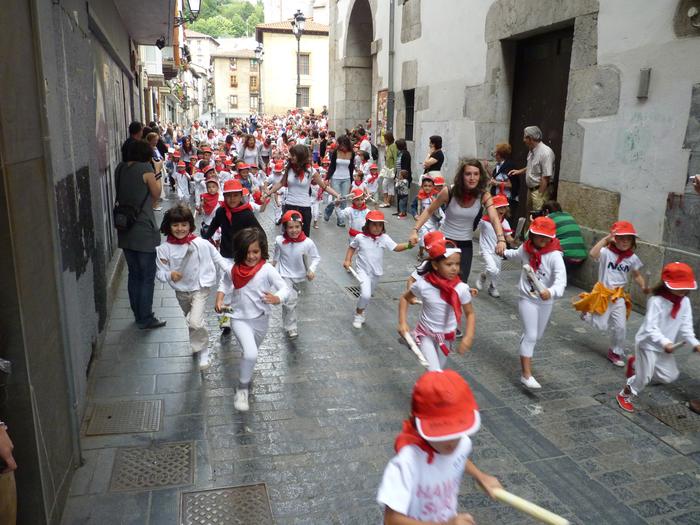 250 haur Txatxilipurdiren zezenen aurrean, udalekuetako San Fermin egunean