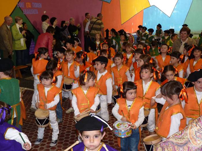 Olarte gunean danborrada egin dute gaur, egubakoitza