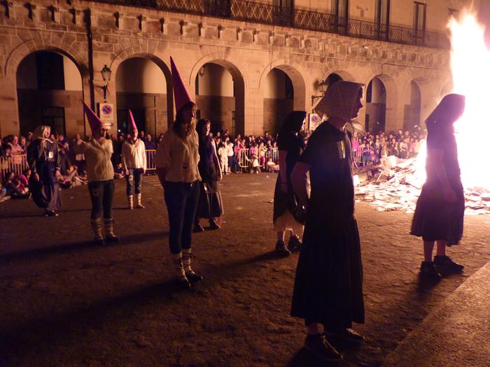 Ehunka lagun Bergaran ere, San Juan suaren bueltan