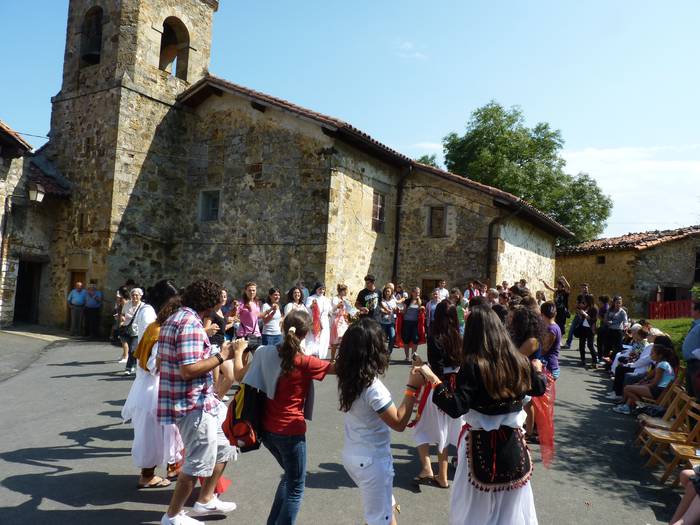 Fedeak eta Jesus Madinabeitia apaizak ekarrita, poza zabaldu dute albaniarrek Mendiolan