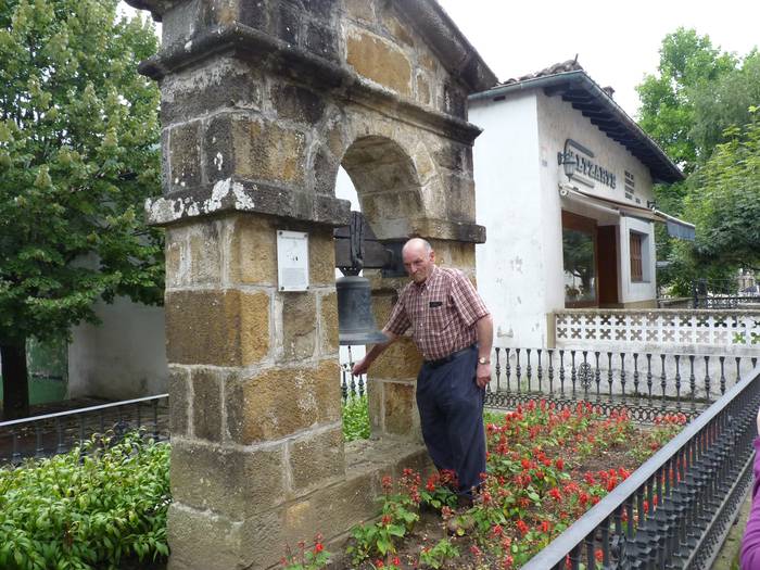 San Bartolometan, kanpandorrerik gabeko kanpaia, kantari Antzuolan