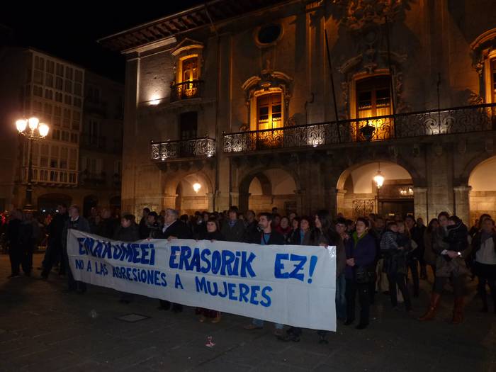 Emakumeen kontrako biolentzia salatzeko bilkura jendetsua Arrasaten