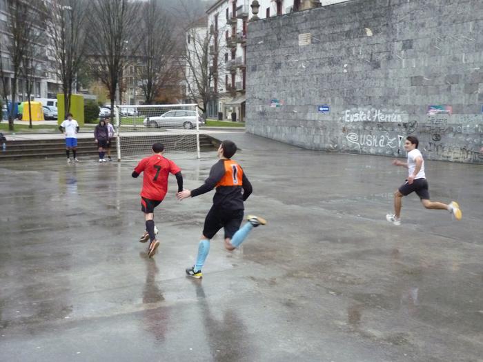 Zaldibarko futbito txapelketa: Dribling taldeak sendo jarraitzen du lidergoan