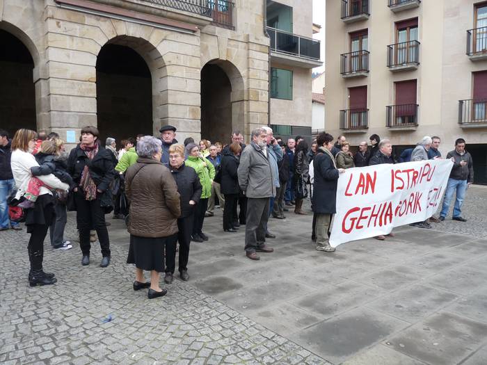 Ederlaneko lan istripua salatzeko bilkura egin dute, herritarrek deituta