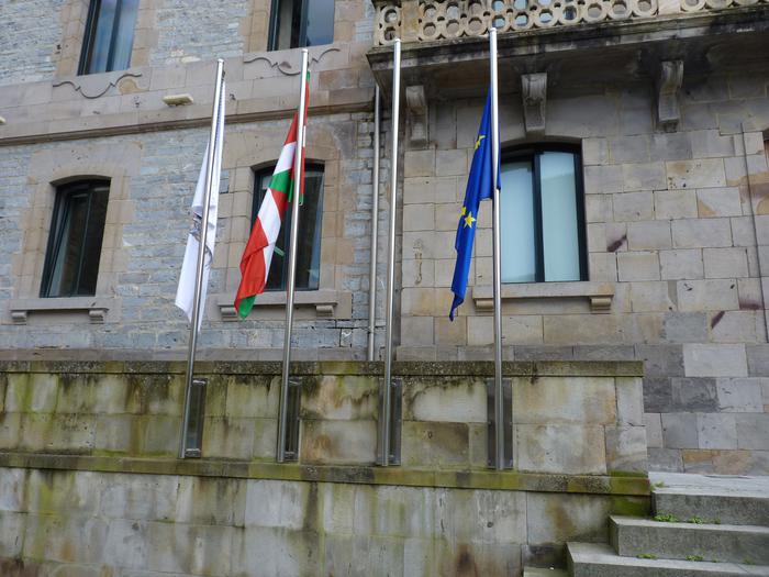 Bergarako epaitegiaren Espainiako bandera erre egin dute