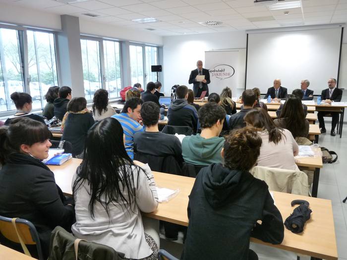 Unibertsitatea-enpresa harremana landu dute Enpresagintza fakultatean