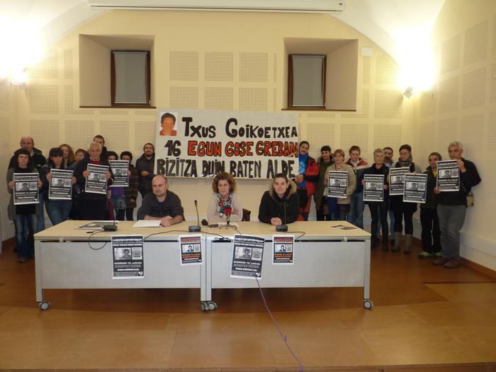Sevillako espetxeko euskal presoen "bizitza duina" aldarrikatu dute