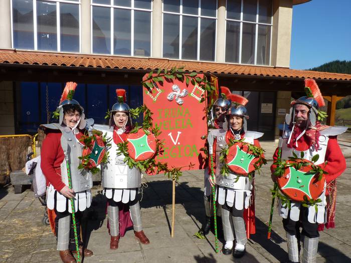 Asterixek, Obelixek eta erromatarrek herriko plaza hartu dute
