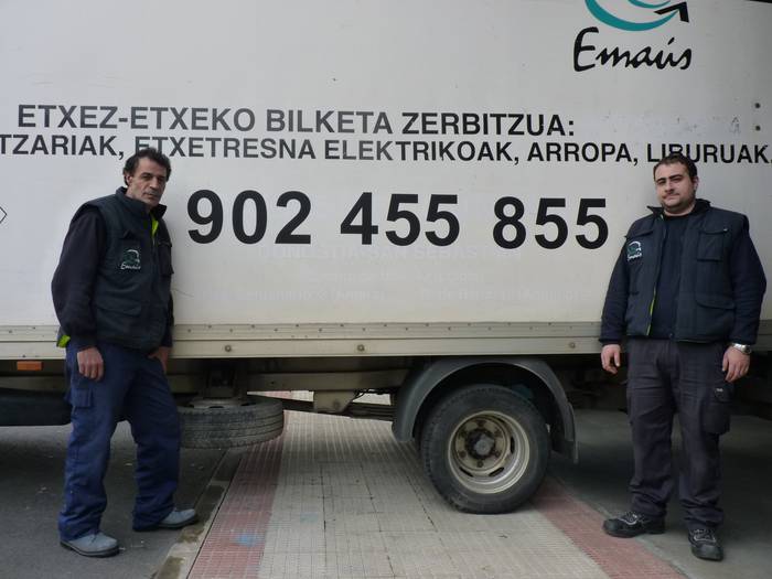 Emausek etxez etxeko bilketa zerbitzua abiarazi du