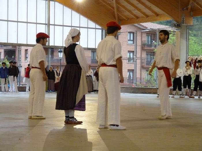 Egun tristea ederki alaitu dute dantzariek