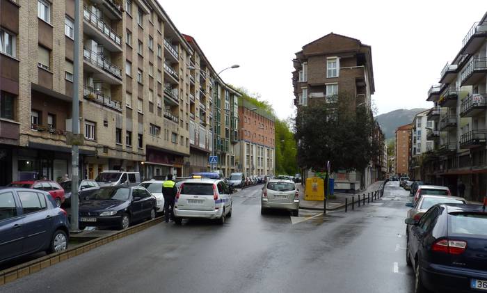 Adineko emakume bat harrapatu dute Otalora kalean, arinki zaurituz 