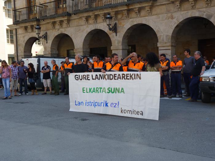 Bergarako udal langileek bilkura eta geldialdia egin dute atzoko istripuagatik samina erakusteko