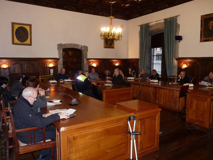 Urtarrilaren 11n hasiko dira barruko igerilekuetako sabaia konpontzen eta datorren urtean kuota maiatzetik aurrera hasiko dira kobratzen