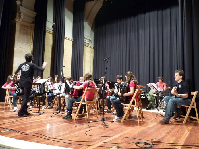 Akordeoi eta gitarra doinuak elkartruke kontzertuan