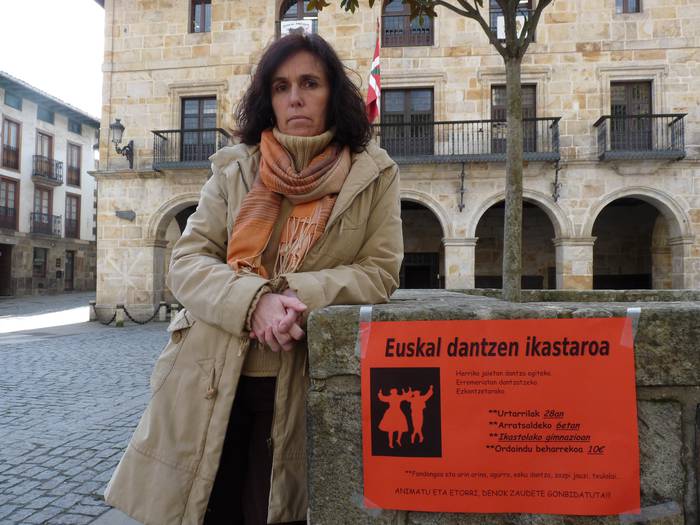 Adela Elexalde: "Kalean, lagun giroan, dantzan egiteko antolatu dugu tailerra"