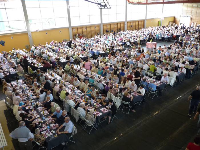 Erretiratuen bazkarian, 850 lagunetik gora