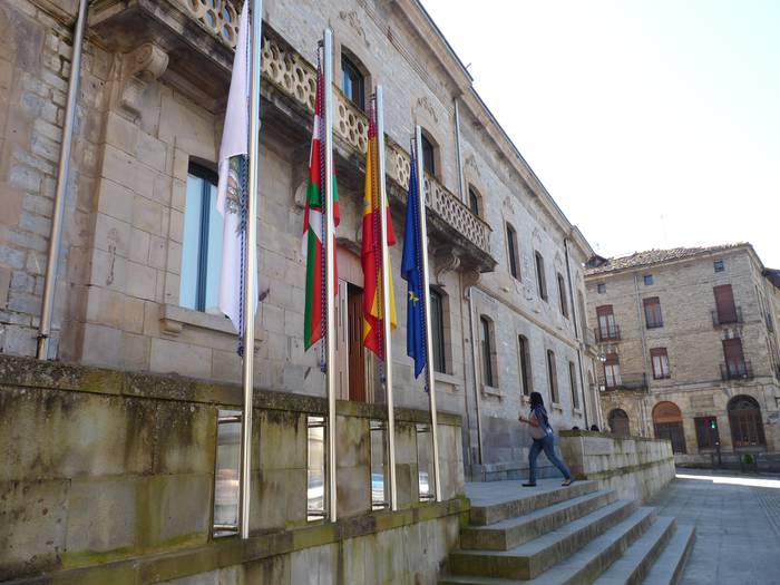 Espainiako bandera jarri dute Bergarako epaitegian