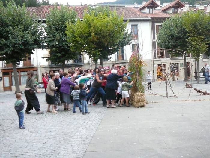 Naturako osagaiekin gurpil erraldoia egin zuten herritarrek, Mugikortasun Astearen barruan