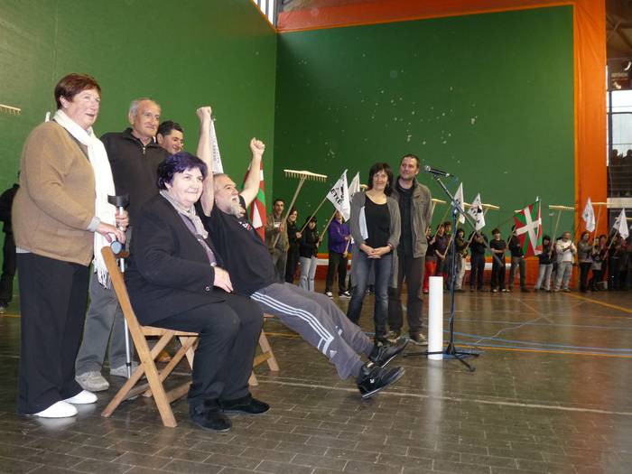 Aramaiok txalo, besarkada eta muxu artean hartu du Jon Agirre