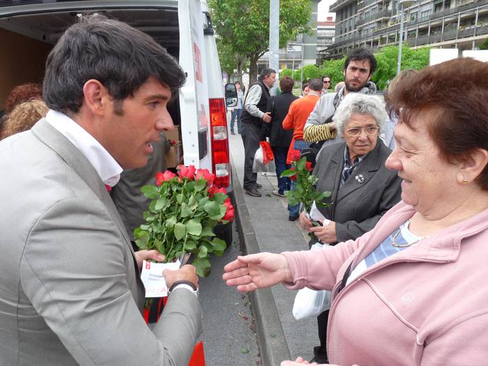 Alderdi sozialistak hasi du kanpaina Arrasaten, Laubideko merkatuan arrosak banatuz