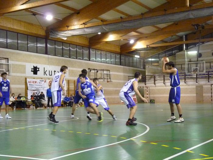 Defentsan lan izugarria eginda MUk garaipen garrantzitsua lortu zuen  (78-74)