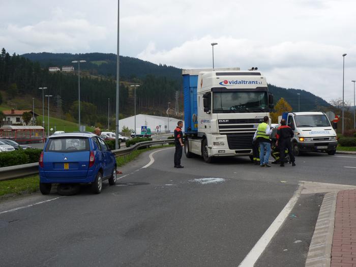 Auto batek eta kamioi batek talka egin dute Musakolan