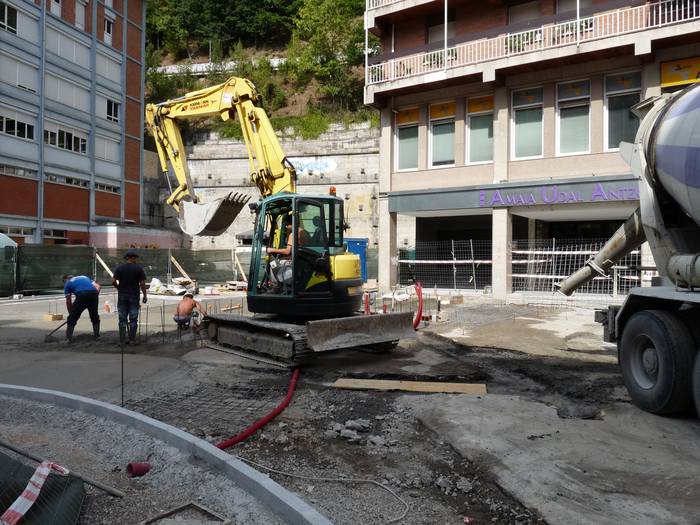 Erritmo onean doaz Amaia antzokiaren kanpoaldeko obrak