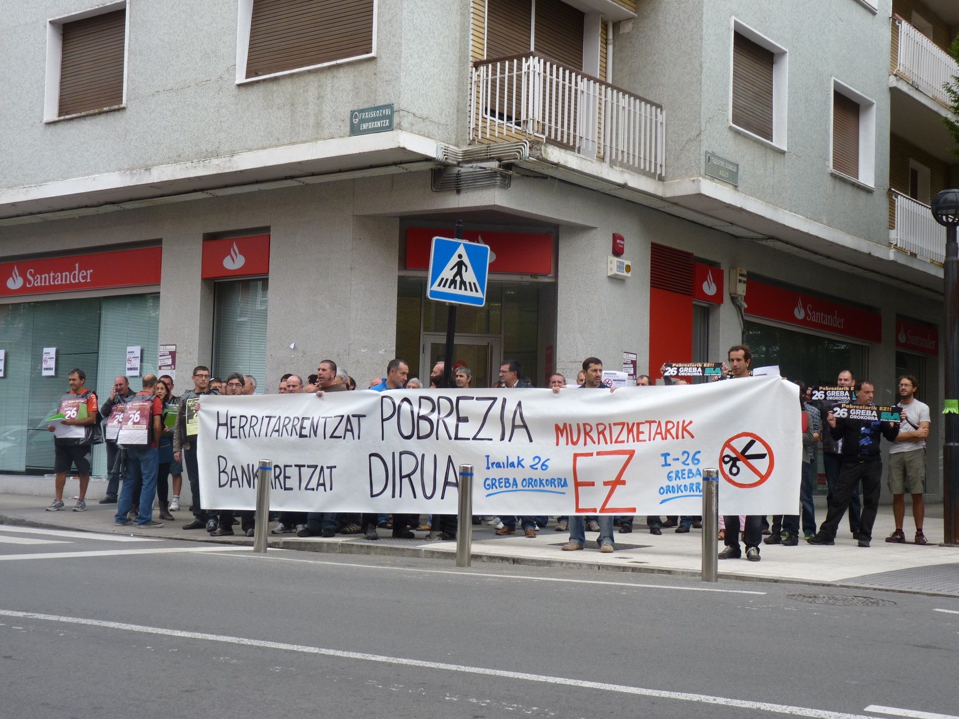 "Herritarrentzat pobrezia, bankarentzat dirua" lelopean elkarretaratzea egin dute sindikatuek