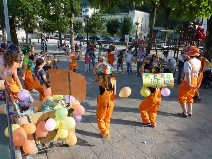 Ludotekak kalera irten dira, ate irekien berri eman eta proiektu berria sustatzeko  