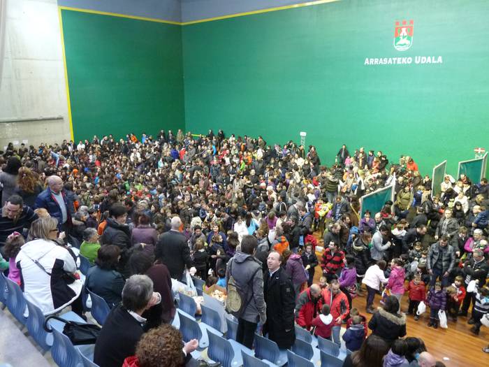 Haur eta goxoki uholdea San Nikolas eguneko boloan