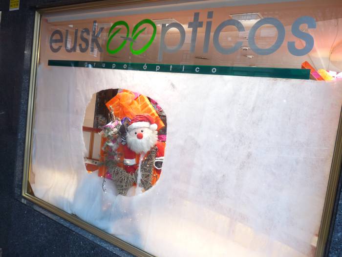 Manso optikarena, erakusleiho politena