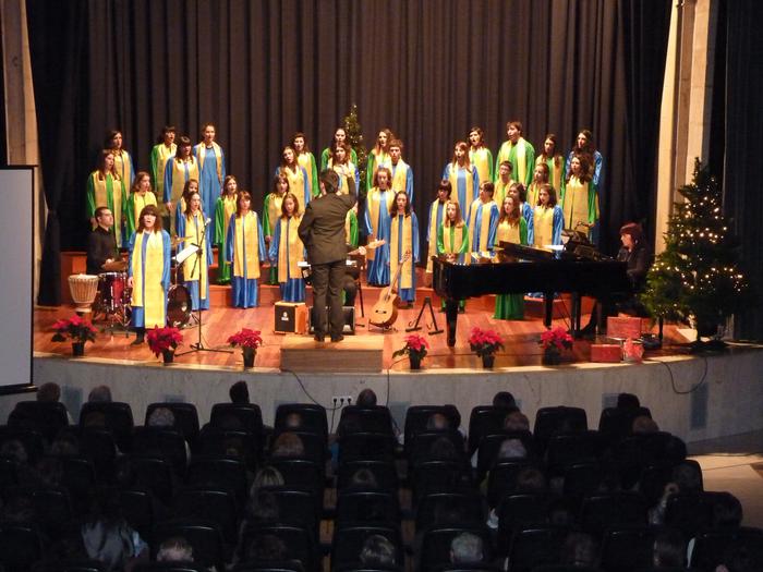 Ganbara Gazte eta Txiki abesbatzen gospel doinuak oso txalotuak izan ziren Santa Anan