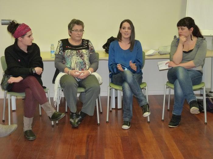 Preso egondako hiru emakumerekin solasaldia egin zuten Oñatin