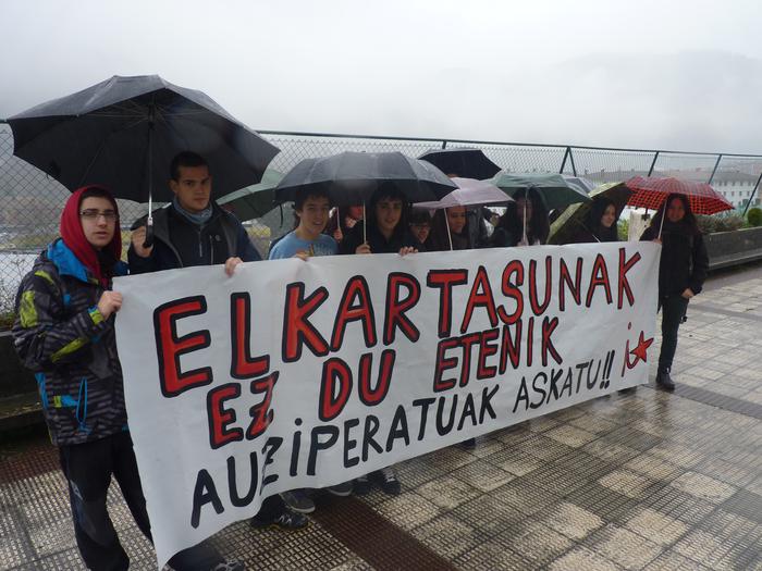 Arrasateko Institutuko ikasleek elkartasuna adierazi die Korrikaren aferako auzipetuei