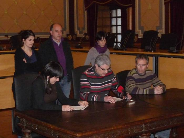 Bergarako Bilduk atez atekoaren alde egiten du "orain arteko sistemak ez duelako birziklatzea bermatzen"