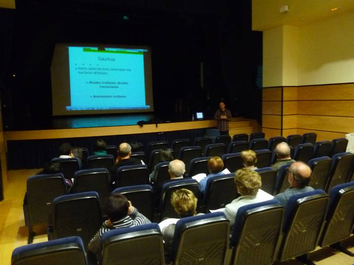 Euskal kantu zaharrak memoria historikoaren lekuko moduan ulertuta