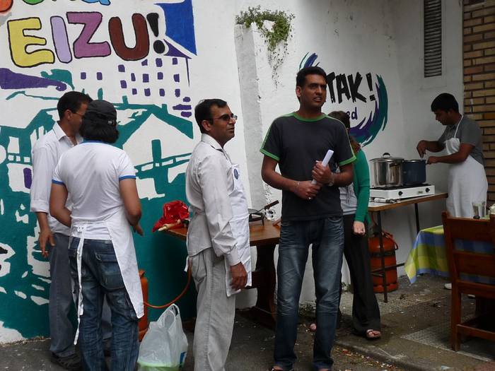 Etorkinendako harrera zerbitzu berria adostu dute Arrasateko Udalak eta Ekin elkarteak
