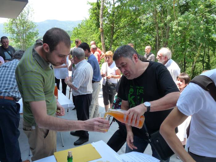 Aramaixo Basarri Barriren egoitzak ireki ditu ateak, bertako ekoizleei zabalik