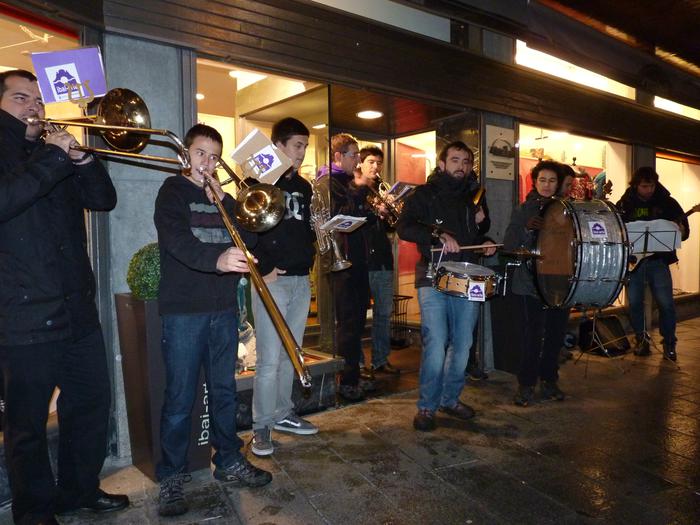 Arrasate Musikaleko Big Band taldeak erdigunea alaitu zuten atzo iluntzean