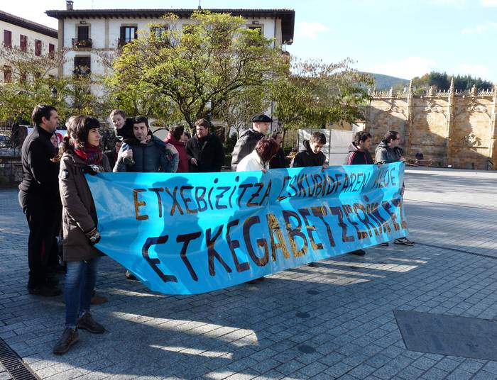 Etxegabetzeen aurkako aldarria egin zuten Oñatin