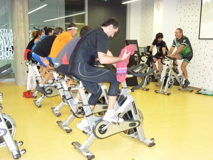 Spinning gela beteta Jose Luis Kortarekin batera pedalkadak emateko 