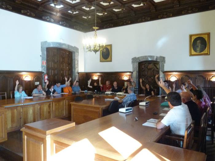 Frankismoko krimenak direla-eta, eztabaida bizia mozioa aurkeztu dutenen eta sozialisten artean 