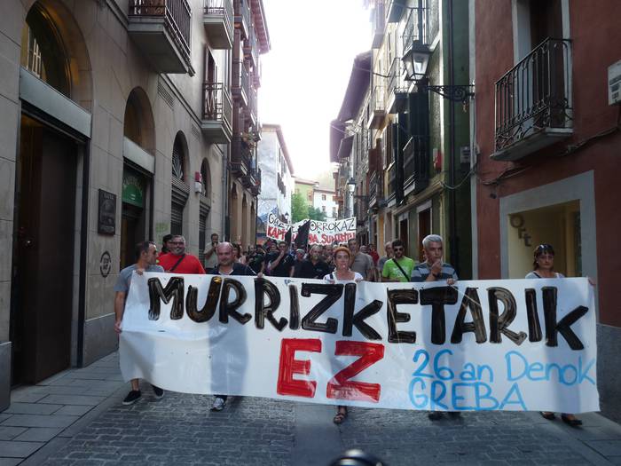 Grebaren aldeko manifestazio zaratatsu eta arrakastatsua 