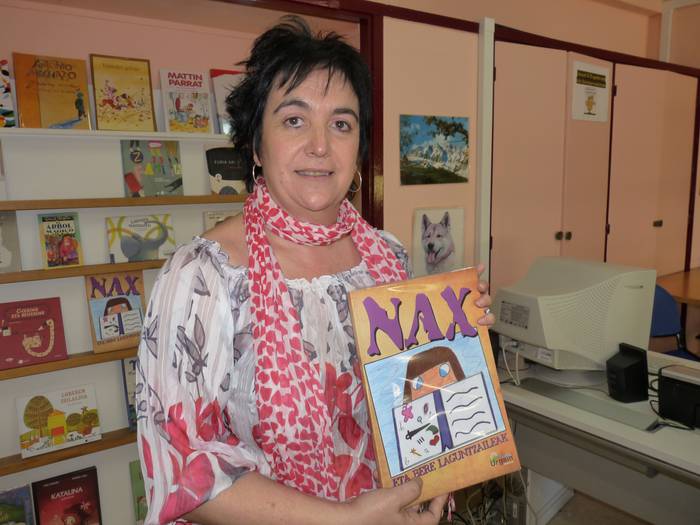 Urgain eskolako ikasleen ipuinekin osatutako 'Nax eta bere laguntzaileak' liburu-DVD-a, kalean