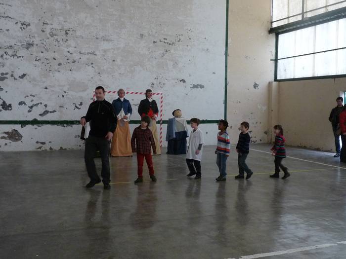 Erraldoien umeen taldea handituz doa Bergaran