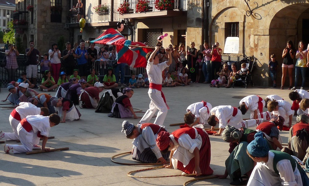 Bandera igoera herritarren esku geratuko da aurten