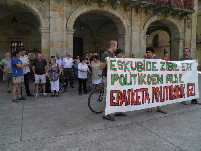 'Bateragune' delako epaiketaren kontrako elkarretaratzea Oñatin
