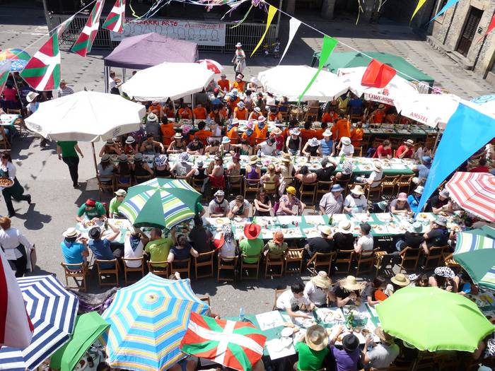 Astelehenetik aurrera jaietako herri bazkarirako txartelak salgai egongo dira