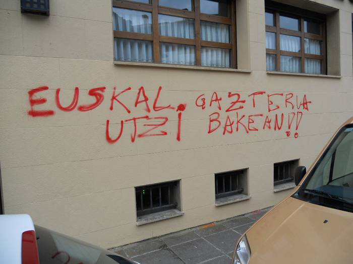 EAJren aurkako pintadak Oñatin
