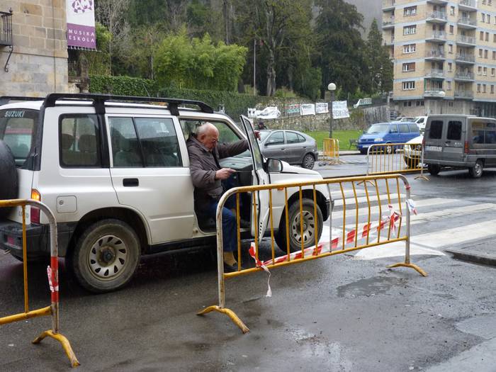 Autoen aparkalekuak bizikleta eta motorrendako